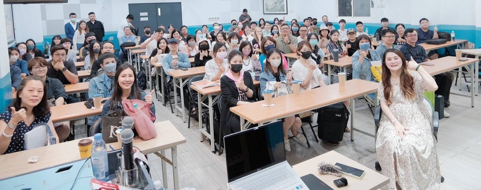 SOYA老師挺著孕肚，與複習班與學員合照