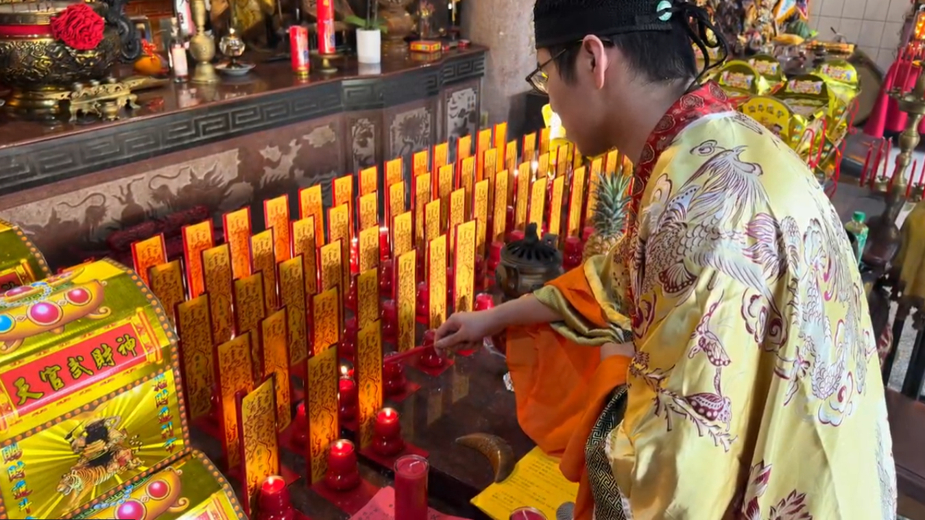 于治詮道長為信眾進行點燈祈福，照片來源/我的隨手拍